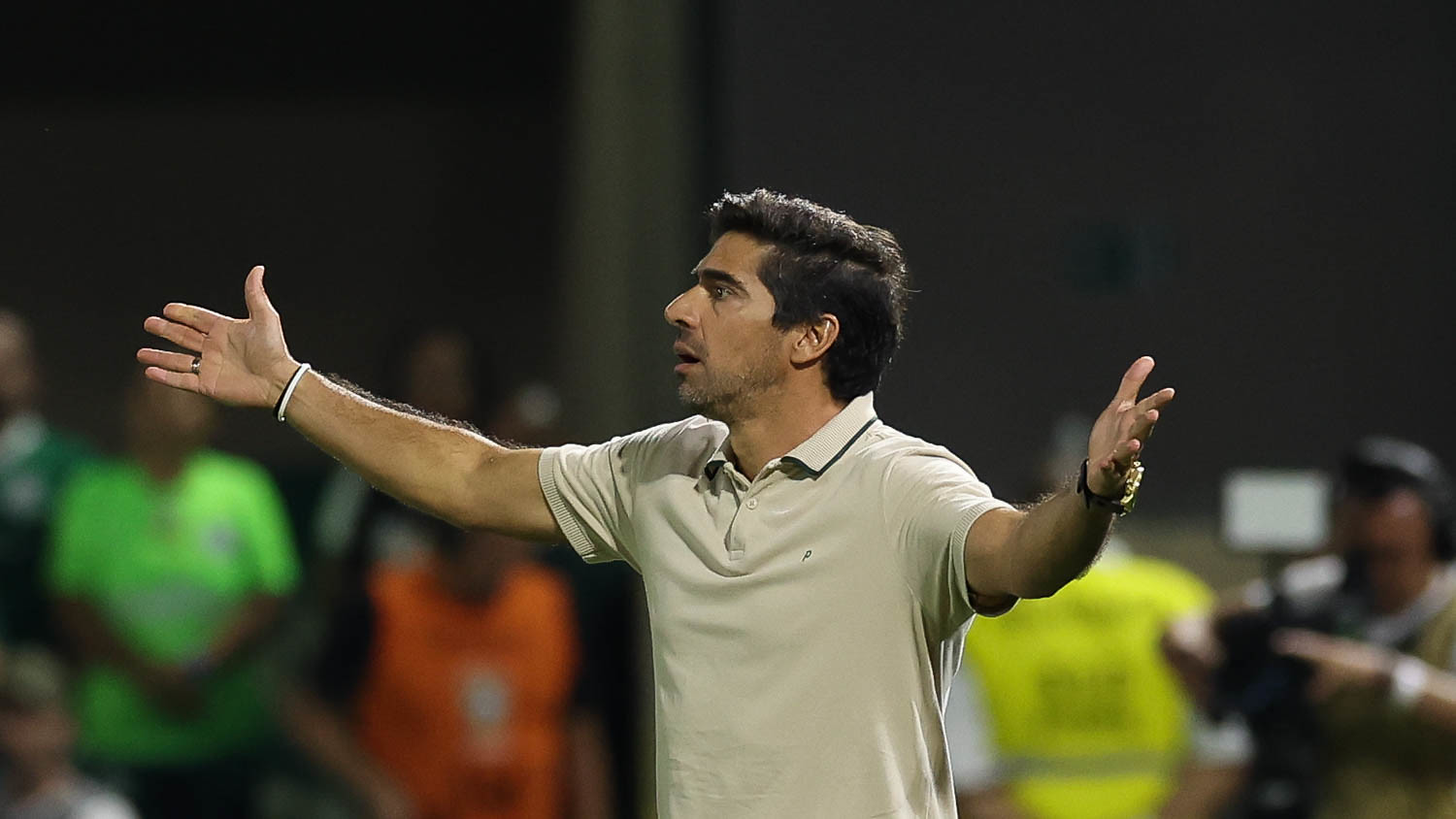 O técnico Abel Ferreira ganhou mais um desfalque no Palmeiras antes do duelo contra o Corinthians no último sábado (12): o zagueiro Murilo, que sentiu a coxa antes do clássico