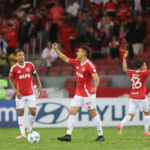 Vitão e Bernabéi são dois jogadores do atual elenco do Internacional que devem receber sondagens na próxima janela de transferências. Clube trabalha para manter os atletas