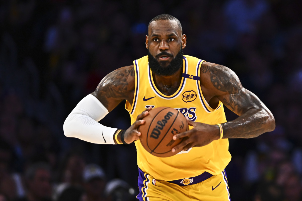 LeBron James, astro do Los Angeles Lakers, surpreende o mundo e assina contrato fora da franquia