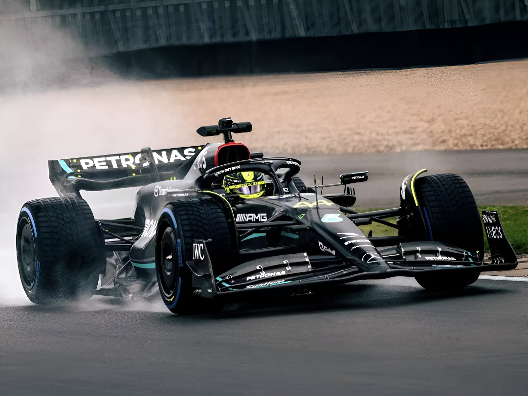 A Mercedes deu um belo presente para George Russell, que se tornou o primeiro piloto da equipe nesta temporada com a saída de Hamilton para a Ferrari