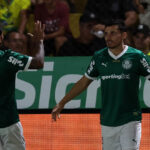 Raphael Veiga comemora com Facundo Torres na vitória do Palmeiras sobre o Mirassol no Campeonato Paulista 2025
