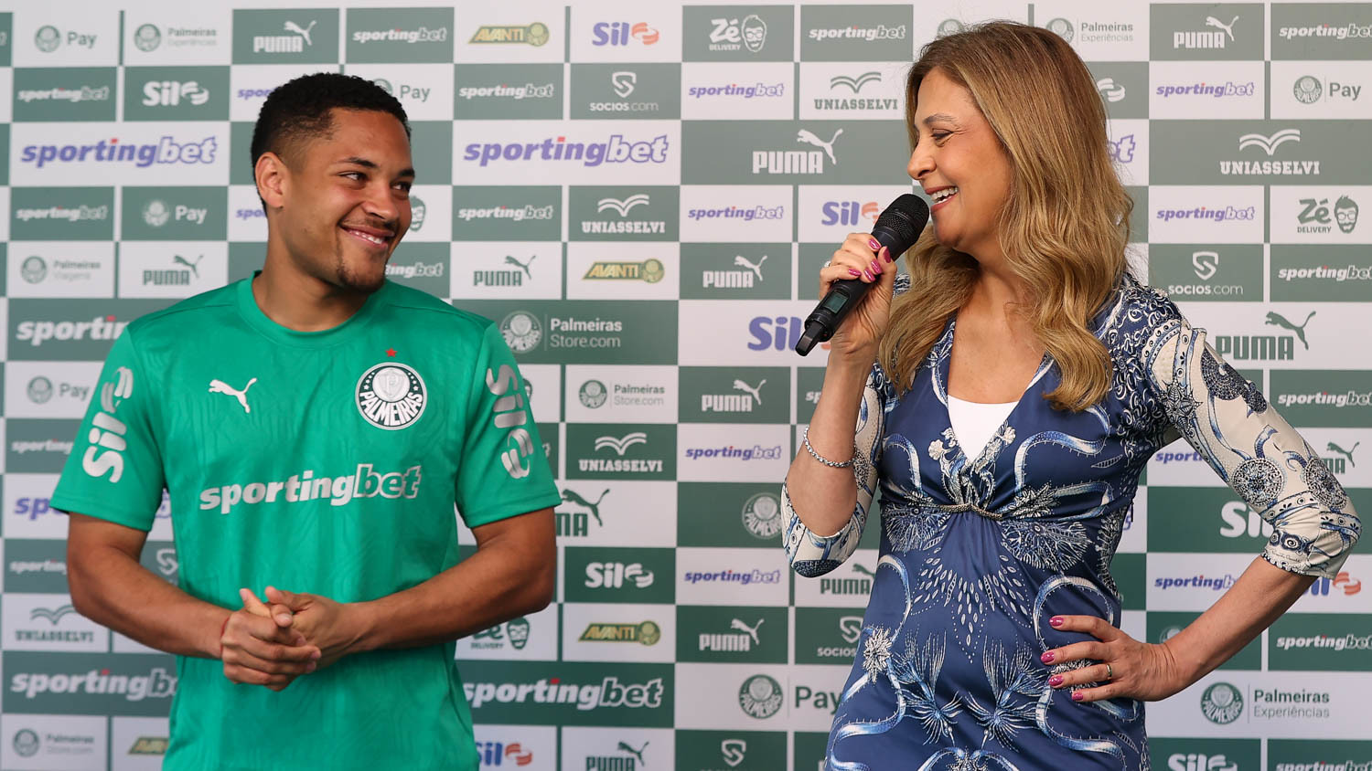Leila Pereira na apresentação de Vitor Roque ao Palmeiras